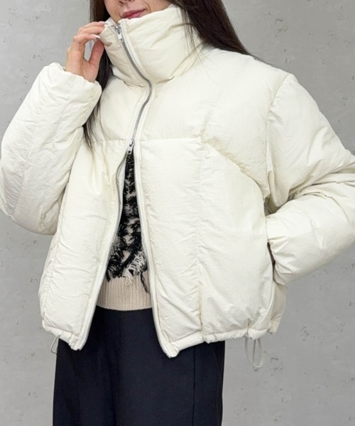 Per sist ence（パーシエンス）の「ファイバーダウンスタンドショートジャケット（ダウンジャケット/コート・レディース・アイボリー/ブラック/グレイッシュベージュ/ブラウン・ONE SIZE）」の2枚目の写真