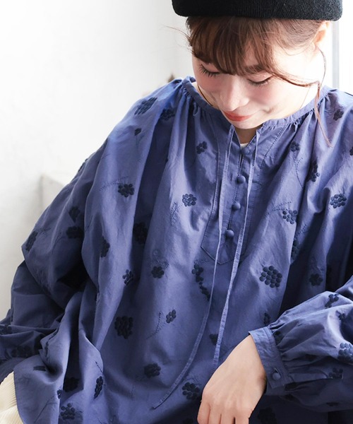 soulberry(ソウルベリー)の「葡萄色した刺繍ブラウス(シャツ/ブラウス・レディース・ネイビー・M/L/LL/3L/4L/5L)」の1枚目の写真