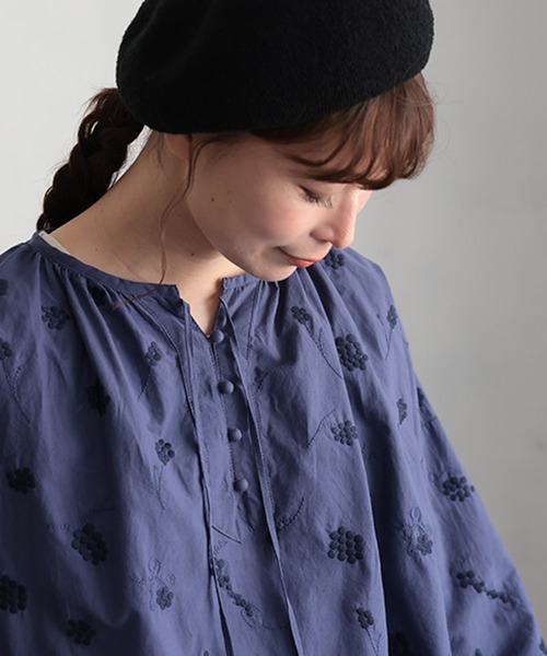 soulberry(ソウルベリー)の「葡萄色した刺繍ブラウス(シャツ/ブラウス・レディース・ネイビー・M/L/LL/3L/4L/5L)」の2枚目の写真