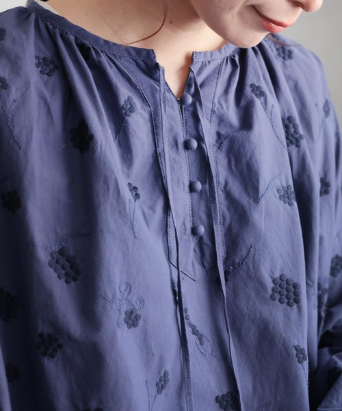 soulberry(ソウルベリー)の「葡萄色した刺繍ブラウス(シャツ/ブラウス・レディース・ネイビー・M/L/LL/3L/4L/5L)」の14枚目の写真