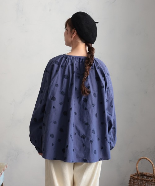soulberry(ソウルベリー)の「葡萄色した刺繍ブラウス(シャツ/ブラウス・レディース・ネイビー・M/L/LL/3L/4L/5L)」の6枚目の写真