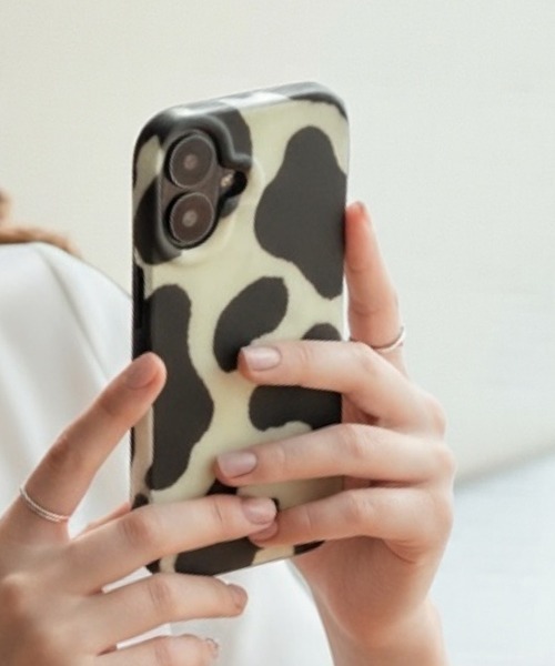 Fun & Daily（ファンアンドデイリー）の「Cow Color iPhone Case 16 17 Pro ProMax / アイフォンケース（スマホケース/カバー・レディース・ホワイト/ピンク/ブルー・iPhone 16/iPhone 16 Pro/iPhone 16 Pro Max/iPhone 17/iPhone 17 Pro/iPhone 17 Pro Max）」の2枚目の写真