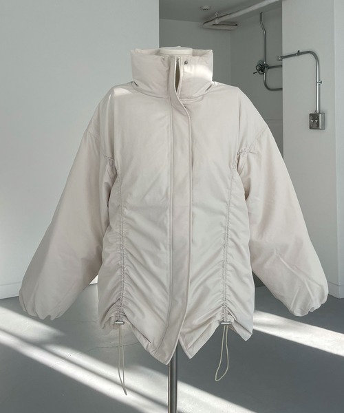 CHERI since1985(シェリ)の「ミドル丈フロントドロストギャザーブルゾン(ブルゾン・レディース・アイボリー/ブラック・FREE)」の13枚目の写真