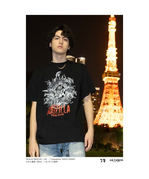 AIR TWOKYO(エアトゥーキョー)の「ゴジラ70周年記念 『ゴジラ FINAL WARS』シーンイラストTシャツ(Tシャツ/カットソー・メンズ・ブラック・X-LARGE/LARGE/MEDIUM)」の1枚目の写真