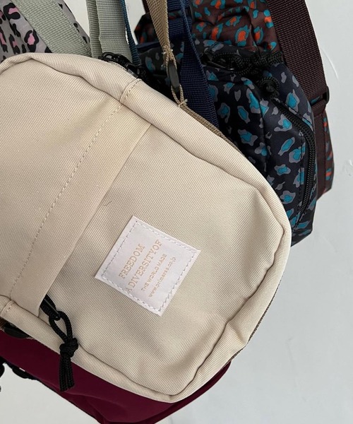 merrylatte（メリーラテ）の「撥水防水軽量刺繍ワッペンショルダーバッグ【Primaras】（ショルダーバッグ・レディース・ブルー系その他/バーガンディー/グレー×ピンク/ブラウン系その他/アイボリー・FREE）」の2枚目の写真