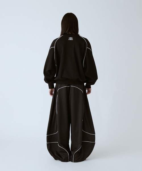 UMBRO(アンブロ)の「【UMBRO×Lui's 】パイピングロゴスウェット(スウェット・レディース・ブラック/ネイビー・S/M)」の6枚目の写真