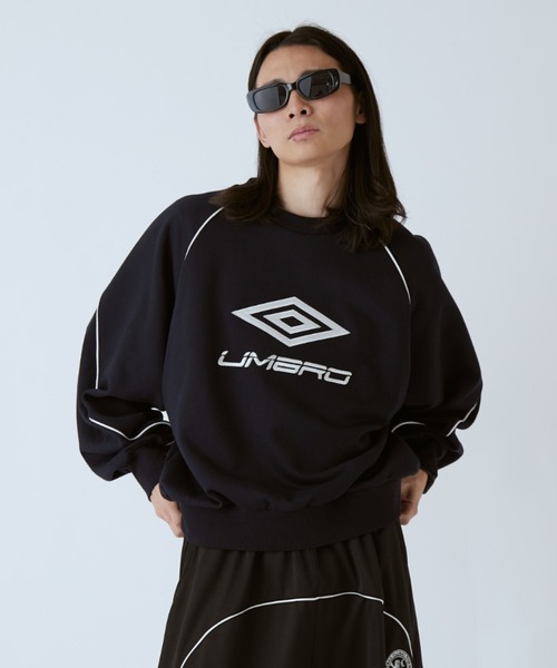 UMBRO(アンブロ)の「【UMBRO×Lui's 】パイピングロゴスウェット(スウェット・レディース・ブラック/ネイビー・S/M)」の10枚目の写真