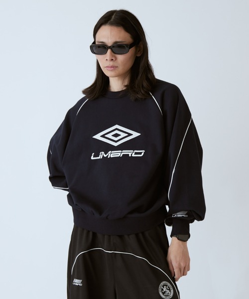 UMBRO(アンブロ)の「【UMBRO×Lui's 】パイピングロゴスウェット(スウェット・レディース・ブラック/ネイビー・S/M)」の9枚目の写真