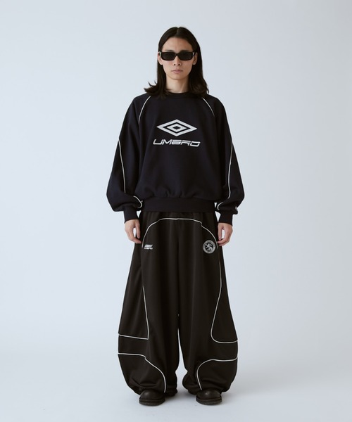 UMBRO(アンブロ)の「【UMBRO×Lui's 】パイピングロゴスウェット(スウェット・レディース・ブラック/ネイビー・S/M)」の17枚目の写真