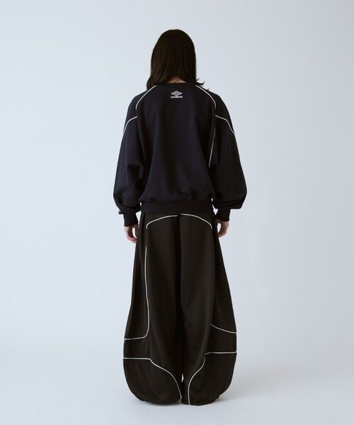 UMBRO(アンブロ)の「【UMBRO×Lui's 】パイピングロゴスウェット(スウェット・レディース・ブラック/ネイビー・S/M)」の20枚目の写真