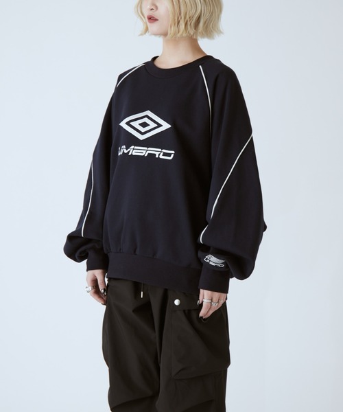 UMBRO(アンブロ)の「【UMBRO×Lui's 】パイピングロゴスウェット(スウェット・レディース・ブラック/ネイビー・S/M)」の21枚目の写真