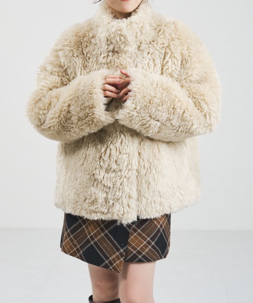 31 Sons de mode（トランテアン　ソン　ドゥ　モード）の「2025秋冬新作 一部店舗限定 シャギーファーショートコート（その他アウター・レディース・ベージュ/チャコールグレー・ﾌﾘ-）」の3枚目の写真