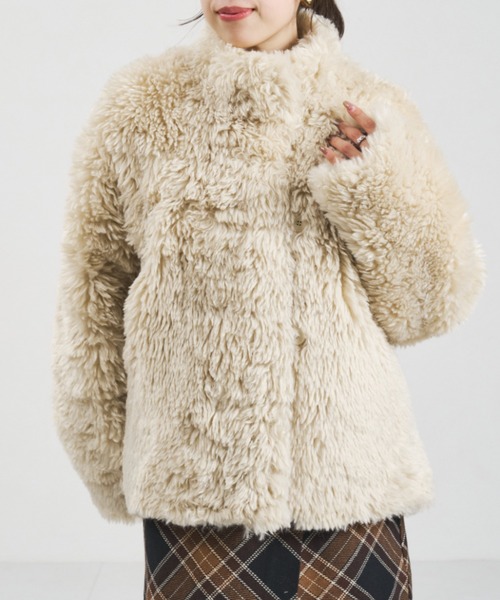 31 Sons de mode（トランテアン　ソン　ドゥ　モード）の「2025秋冬新作 一部店舗限定 シャギーファーショートコート（その他アウター・レディース・ベージュ/チャコールグレー・ﾌﾘ-）」の4枚目の写真