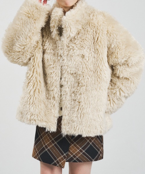 31 Sons de mode（トランテアン　ソン　ドゥ　モード）の「2025秋冬新作 一部店舗限定 シャギーファーショートコート（その他アウター・レディース・ベージュ/チャコールグレー・ﾌﾘ-）」の5枚目の写真