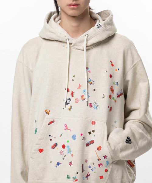 Maison MIHARA YASUHIRO(メゾンミハラヤスヒロ)の「Kids Sticker Printed Hoodie(スウェット・メンズ・ブラック/ホワイト・46/44/48)」の7枚目の写真