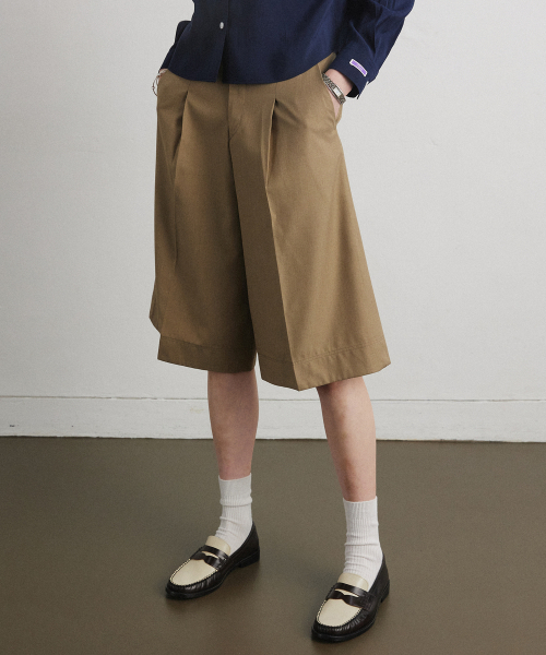 AHRE(アフレ)の「SCULPT TUCK SHORTS_OLIVE BEIGE(その他パンツ・レディース・その他・SMALL/MEDIUM)」の1枚目の写真