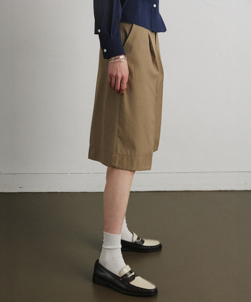 AHRE(アフレ)の「SCULPT TUCK SHORTS_OLIVE BEIGE(その他パンツ・レディース・その他・SMALL/MEDIUM)」の2枚目の写真