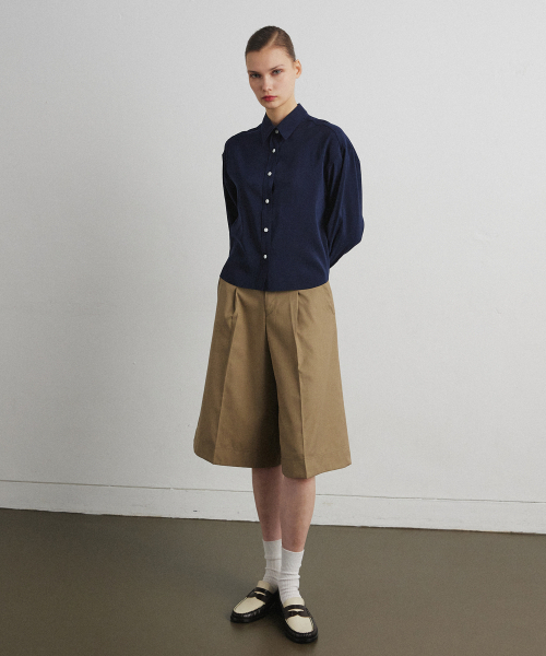 AHRE(アフレ)の「SCULPT TUCK SHORTS_OLIVE BEIGE(その他パンツ・レディース・その他・SMALL/MEDIUM)」の3枚目の写真