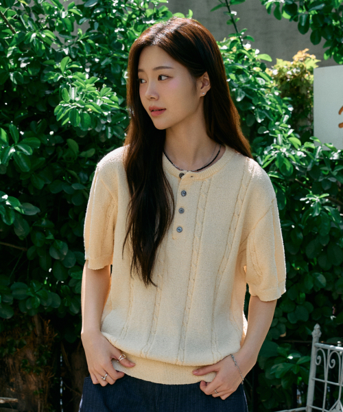 HYOJI（ヒョージ）の「SS ウォッシャブル [ケーブルヘンリーネック] クロップ半袖ニット (8カラー)（ニット/セーター・メンズ・レンガ/ネイビー/アイボリー/ブラック/チャコール/ブラウン/レッド/クリーム・FREE/SMALL/MEDIUM/LARGE/X-LARGE）」の9枚目の写真