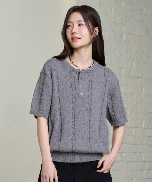 HYOJI（ヒョージ）の「SS ウォッシャブル [ケーブルヘンリーネック] クロップ半袖ニット (8カラー)（ニット/セーター・メンズ・レンガ/ネイビー/アイボリー/ブラック/チャコール/ブラウン/レッド/クリーム・FREE/SMALL/MEDIUM/LARGE/X-LARGE）」の16枚目の写真
