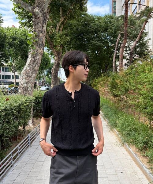 HYOJI（ヒョージ）の「SS ウォッシャブル [ケーブルヘンリーネック] クロップ半袖ニット (8カラー)（ニット/セーター・メンズ・レンガ/ネイビー/アイボリー/ブラック/チャコール/ブラウン/レッド/クリーム・FREE/SMALL/MEDIUM/LARGE/X-LARGE）」の21枚目の写真