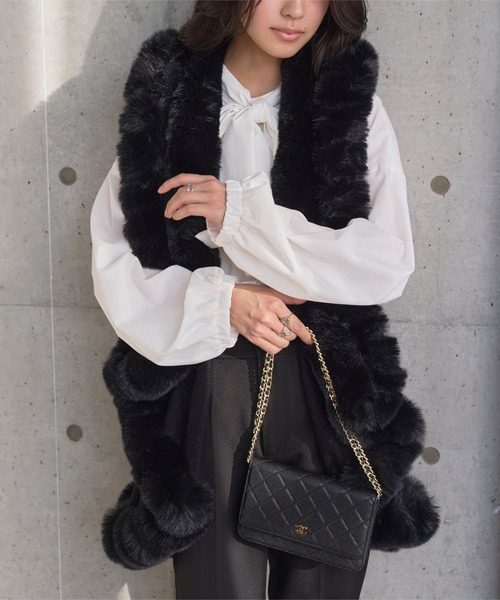 KOBE LETTUCE（コウベレタス）の「フェイクファーケープコート（ポンチョ・レディース・ベージュ/ブラウン/ブラック・M）」の10枚目の写真