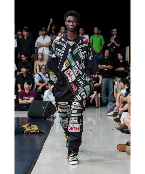 yoshiokubo（ヨシオクボ）の「yoshiokubo ヨシオクボ / MULTI-LOGO TUCK PT マルチロゴタックテーパードパンツ / YKS26422（その他パンツ・メンズ・ネイビー・2/3）」の2枚目の写真