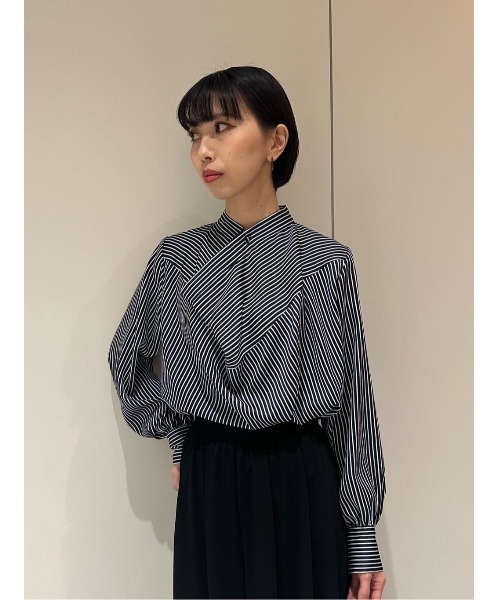 ESTNATION（エストネーション）の「ESTNATION THE FIRST / サテンストライプ ネックドレープブラウス（シャツ/ブラウス・レディース・ダークネイビー/ライトホワイト・38/36）」の3枚目の写真