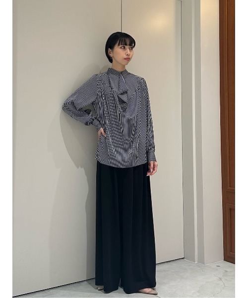 ESTNATION（エストネーション）の「ESTNATION THE FIRST / サテンストライプ ネックドレープブラウス（シャツ/ブラウス・レディース・ダークネイビー/ライトホワイト・38/36）」の4枚目の写真
