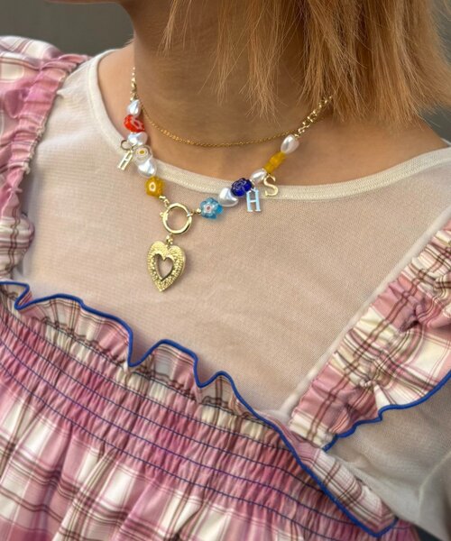 HELLO.SANFRANCISCO（ハローサンフランシスコ）の「【HELLO.SANFRANCISCO/ハローサンフランシスコ】イニシャルチャームフラワービーズネックレス（ネックレス・レディース・その他・ONE SIZE）」の2枚目の写真