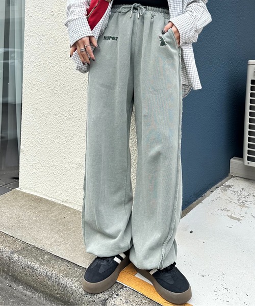 DOUBLE NAME（ダブルネーム）の「【m:rex】ミニ恐竜刺しゅうスウェットパンツ（スウェットパンツ・レディース・カーキ/グレー・FREE）」の2枚目の写真