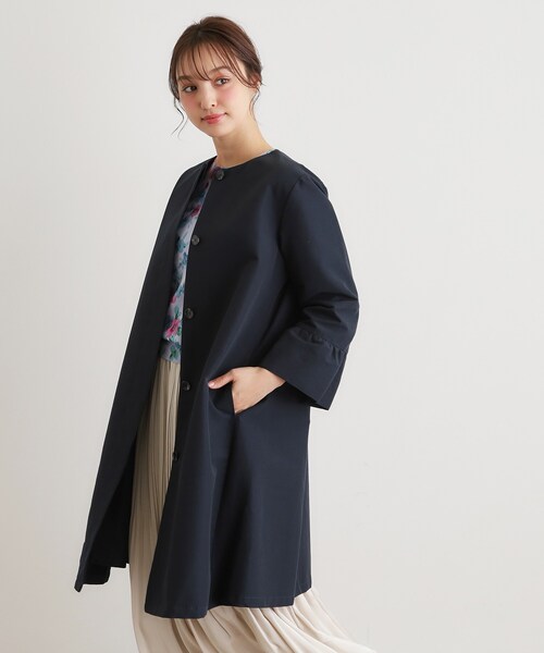 LAURA ASHLEY(ローラアシュレイ)の「【洗える/サスティナブル素材】ギャザースリーブ グログランコート(ノーカラーコート・レディース・ベージュ/ネイビー・38/40)」の7枚目の写真