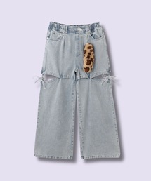 RICH MIX（リッチミックス）の「RICHMIX サイドスリットリボン ワイドデニムパンツ ふわふわファーチャーム付き（デニムパンツ）」