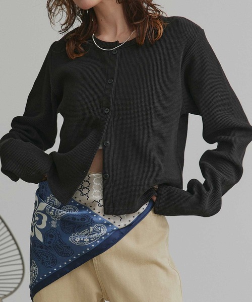 ad thie（アドティエ）の「ワッフル コンパクト カーディガン（カーディガン/ボレロ・レディース・ピンク/イエロー/ブラック/ライトグレー/ブラウン系/ブラック系・FREE）」の2枚目の写真