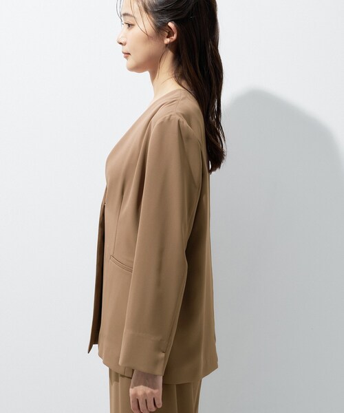 INDIVI（インディヴィ）の「【さらに軽く軽快！／着る日傘】ノーカラージャケット（ノーカラージャケット・レディース・ブラック/ブラウン系/ダークグレー・36/38/40）」の6枚目の写真