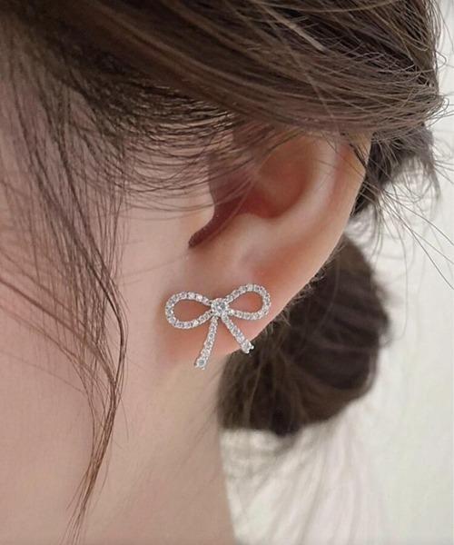 VIBGYOR（ヴィブジョー）の「【IZU】 キラキラリボン × パールロングピアス / ビジュー 揺れるピアス（ピアス（両耳用）・レディース・ゴールド/シルバー・FREE）」の4枚目の写真