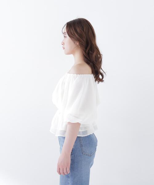 NATURAL BEAUTY BASIC(ナチュラルビューティーベーシック)の「ボリュームギャザーペプラムブラウス(シャツ/ブラウス・レディース・オフホワイト/ネイビー/ピンク・MEDIUM/SMALL)」の13枚目の写真