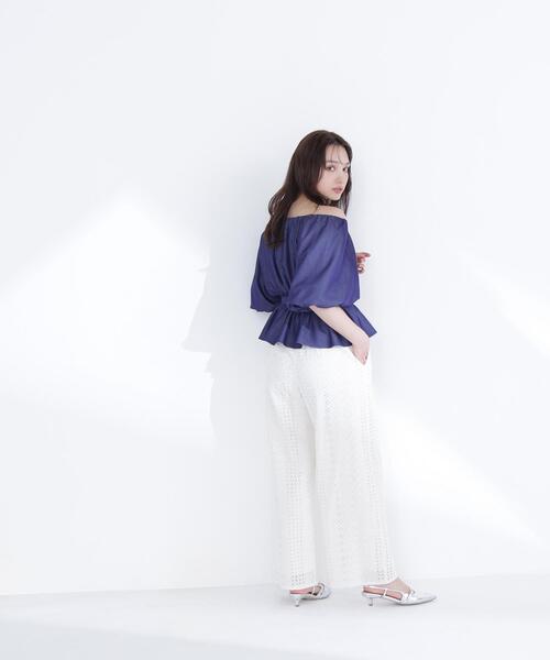 NATURAL BEAUTY BASIC(ナチュラルビューティーベーシック)の「ボリュームギャザーペプラムブラウス(シャツ/ブラウス・レディース・オフホワイト/ネイビー/ピンク・MEDIUM/SMALL)」の12枚目の写真