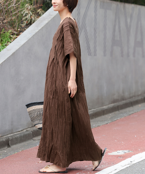 JOURNAL STANDARD relume（ジャーナルスタンダード　レリューム）の「《追加 / 新色》コットンボイルクリンクルタックカフタンワンピース（ワンピース・レディース・ブラック/ライトブルー/ブラウン・FREE）」の10枚目の写真