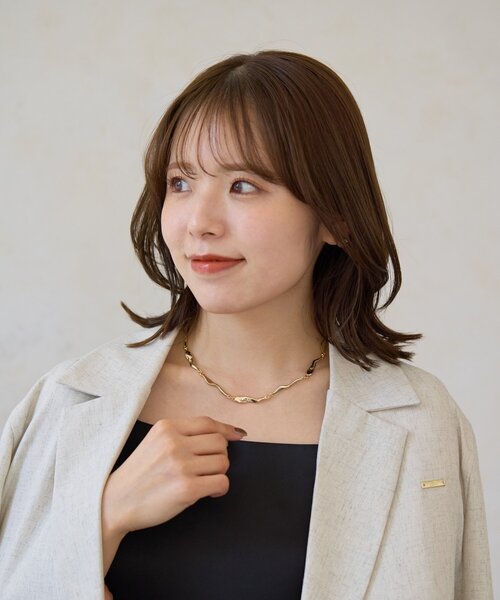 Thevon（ゼボン）の「【Mayu企画】ニュアンスウェーブネックレス(サージカル)（ネックレス・レディース・ゴールド・FREE）」の2枚目の写真