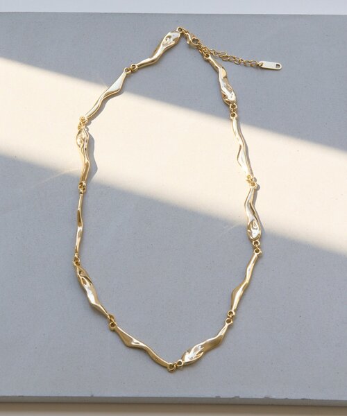 Thevon（ゼボン）の「【Mayu企画】ニュアンスウェーブネックレス(サージカル)（ネックレス・レディース・ゴールド・FREE）」の3枚目の写真