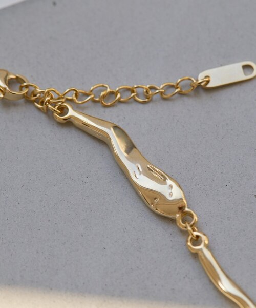 Thevon（ゼボン）の「【Mayu企画】ニュアンスウェーブネックレス(サージカル)（ネックレス・レディース・ゴールド・FREE）」の5枚目の写真
