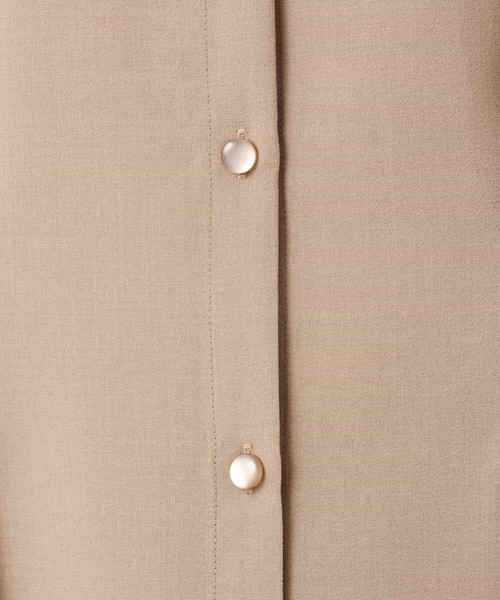 MK MICHEL KLEIN（エムケーミッシェルクラン）の「[洗える]リネンライクストレッチ ウエストタックデザイン衿付きブラウス（シャツ/ブラウス・レディース・ベージュ/ブラウン・38）」の3枚目の写真
