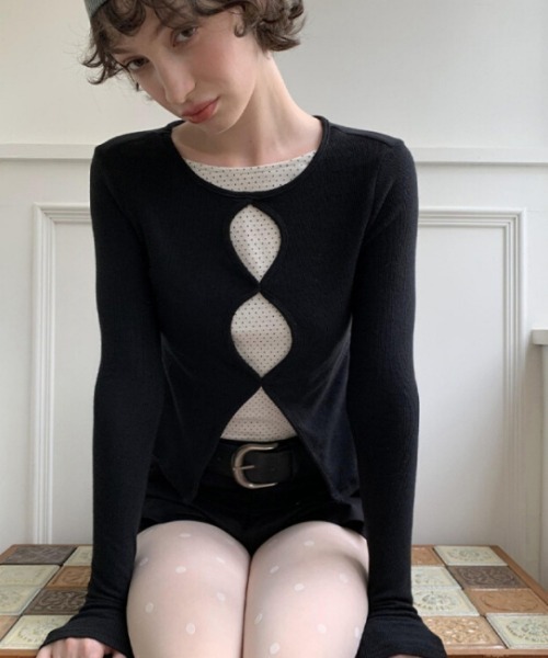 Ritzy（リッツィー）の「前身くり抜き フェイクレイヤード水玉トッド柄ロングスリーブ（Tシャツ/カットソー・レディース・ブラック・M/L/S）」の2枚目の写真