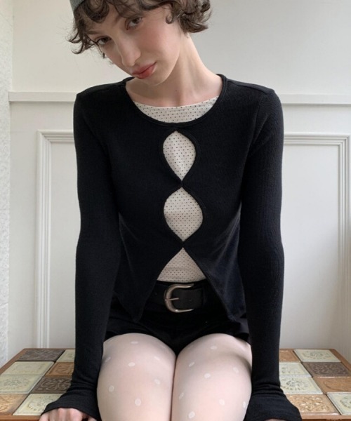 Ritzy（リッツィー）の「前身くり抜き フェイクレイヤード水玉トッド柄ロングスリーブ（Tシャツ/カットソー・レディース・ブラック・M/L/S）」の3枚目の写真