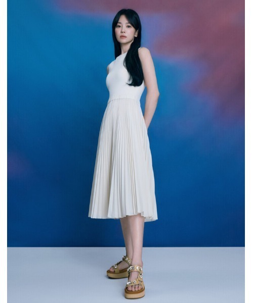 fitflop(フィットフロップ)の「GEN-FF マックス ウルトラジュエル レザー バックストラップ サンダル(サンダル・レディース・ベージュ・US6)」の2枚目の写真
