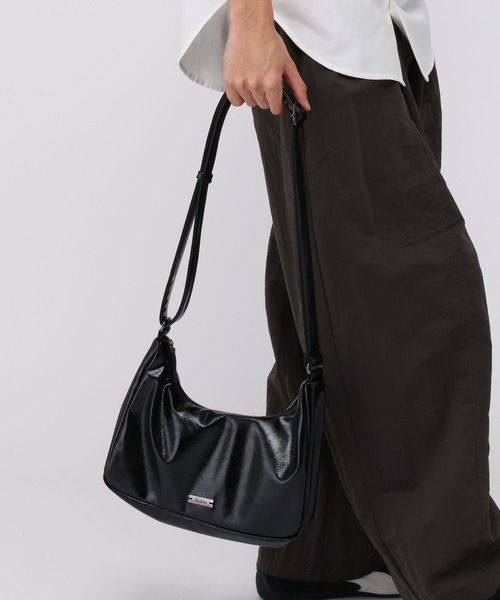 ALAND（エーランド）の「【UNISEX】ALAND／フェイクレザーショルダーバッグ（ショルダーバッグ・レディース・ブラウン/ブラック・FREE）」の14枚目の写真