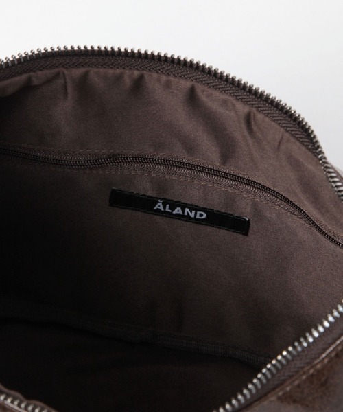 ALAND（エーランド）の「【UNISEX】ALAND／フェイクレザーショルダーバッグ（ショルダーバッグ・レディース・ブラウン/ブラック・FREE）」の4枚目の写真