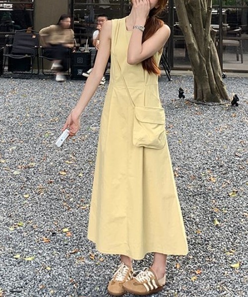 AMAJI(アマジ)の「ラウンドネック ノースリーブ Aライン ワンピース(ワンピース・レディース・イエロー・SMALL/MEDIUM/LARGE/X-LARGE)」の4枚目の写真
