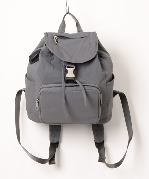 cache cache(カシュ カシュ)の「カシュカシュ cachecache / USBポート付フラップリュック(バックパック/リュック・レディース・ブラック/グレー・FREE)」の2枚目の写真
